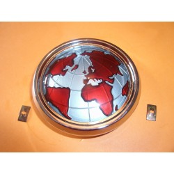 Badge "map monde" avec cerclage chromé + 2 clips TR4A